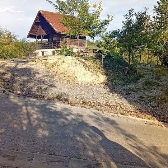 Žlebec Puščanski,  zemljište 1000 m2 + ucrtani objekt 50 m2 s priključkom vode. Cijena: 56000 €